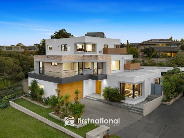 Contemporary Family Luxury in Prestigious Waverley Park