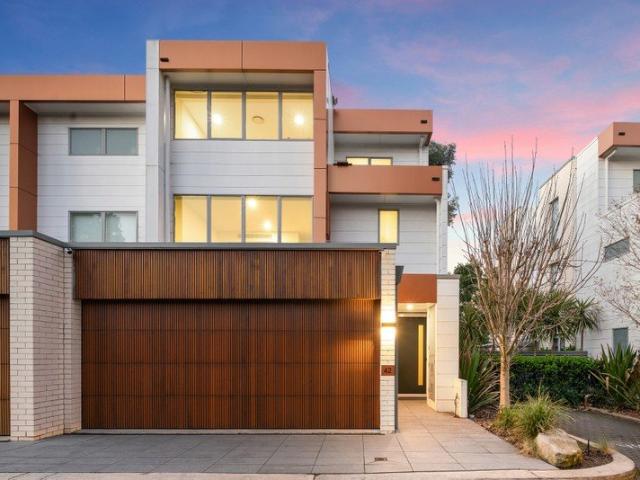 Contemporary Family Luxury in Secure Gated Fairway Residences