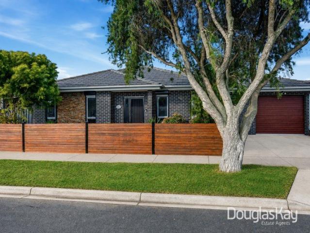 CONTEMPORARY FAMILY LIVING | WALK TO STATION & SCHOOLS