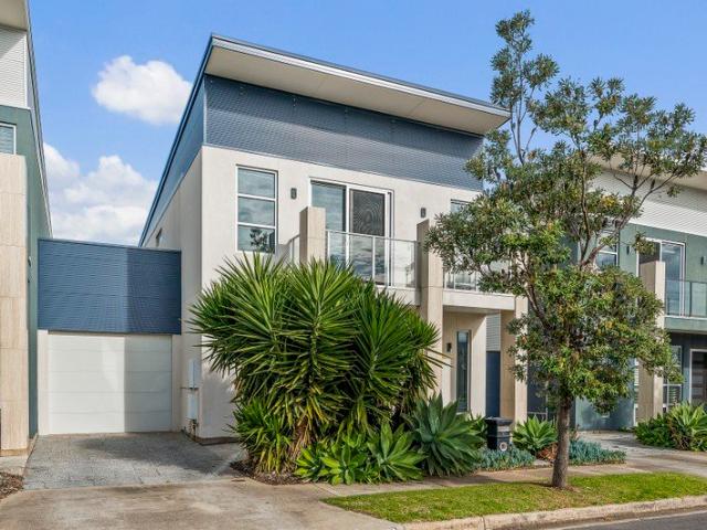 Contemporary Family Living Where Ocean Breezes Meet Everyday Bliss