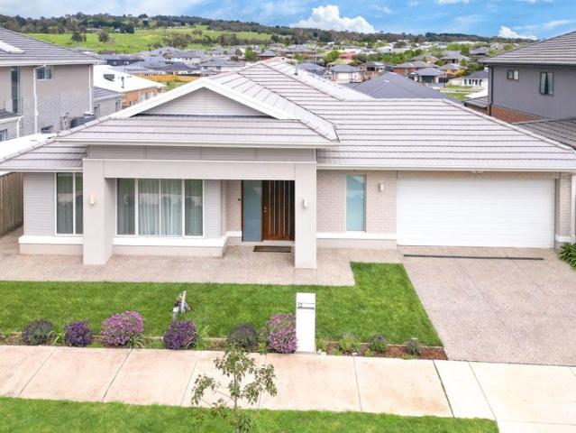 Contemporary Family Living with Mountain Views!