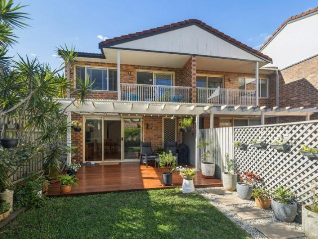 Contemporary family living with only one common wall
