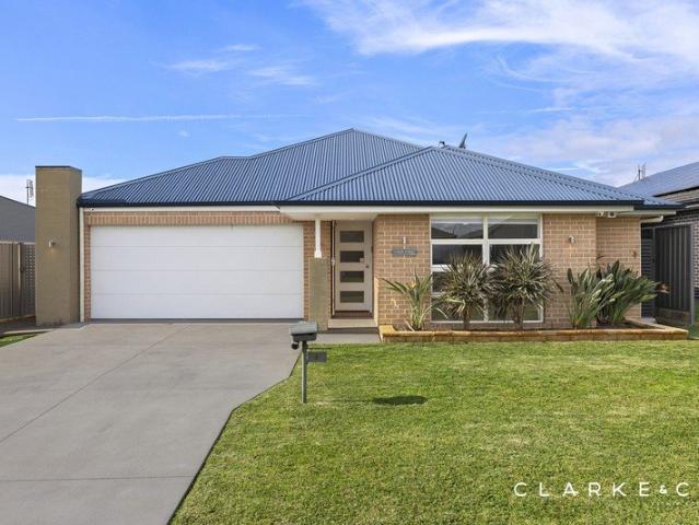 CONTEMPORARY FAMILY LIVING WITH A SPARKLING INGROUND POOL!