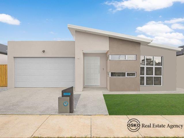 Contemporary 7 Star Family Living with a Thoughtfully Designed Floor plan!