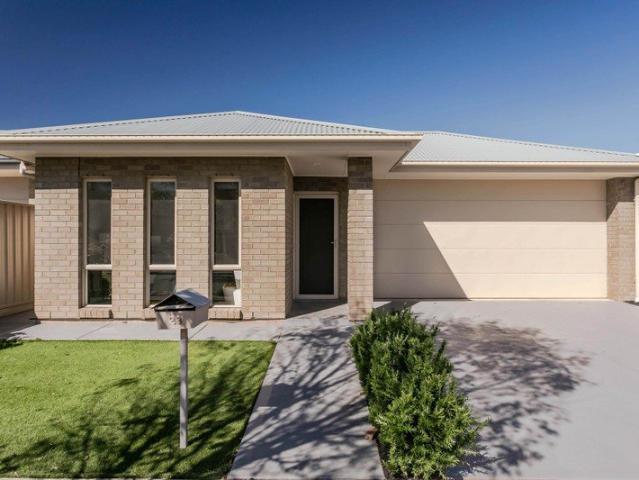 Contemporary Family Living with Double Garage & City Fringe Convenience