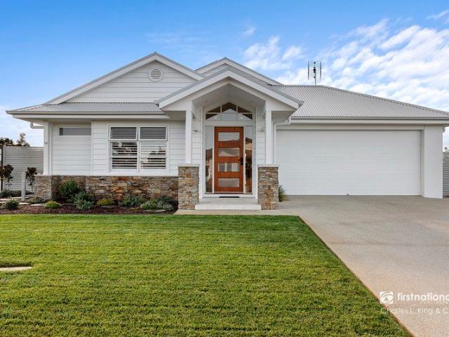 Contemporary Family Living with Pool, Shed & Side Access