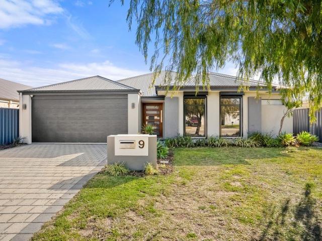 217sqm of living / Scullery / 31 course ceilings!