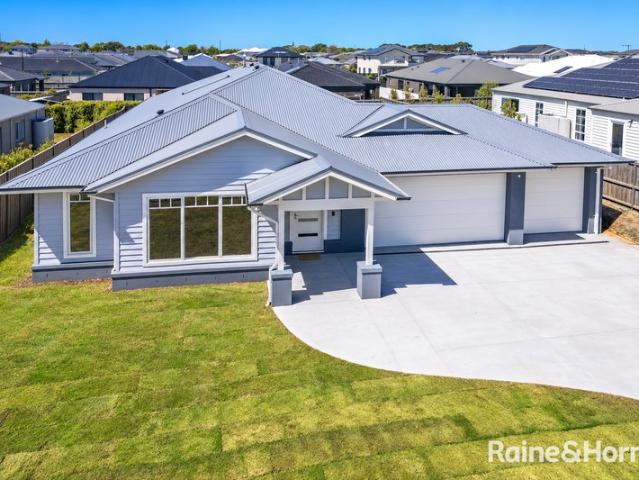Contemporary Family Living with Space & Style 880m² approx