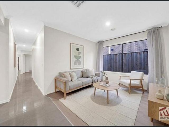 CONTEMPORARY FAMILY LIVING WITH SPACE TO ENJOY!