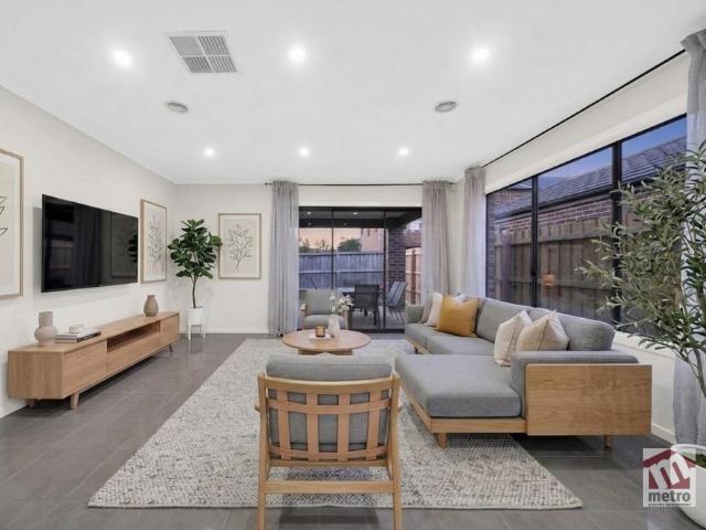 CONTEMPORARY FAMILY LIVING WITH SPACE TO ENJOY!