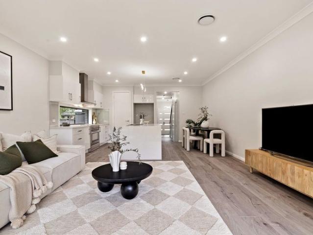 Contemporary Family Living in the Heart of Dundas Valley