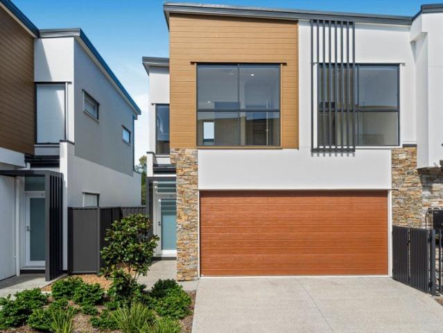 Contemporary Family Living in the Heart of Hope Island