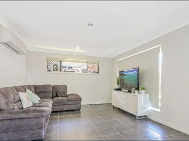 Contemporary Family Living in the Heart of Thornlands