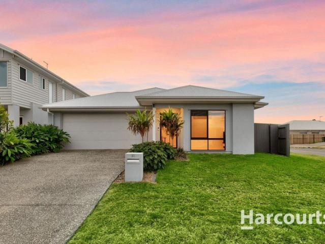 Contemporary Family Living in the Sought After Lawnton Lakes Estate