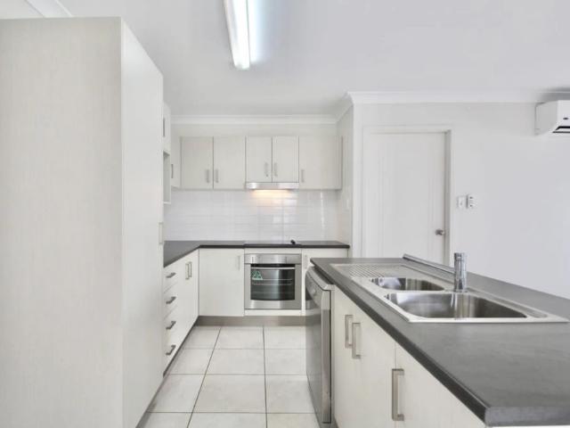 Contemporary Family Living in a Convenient Springfield Lakes Location