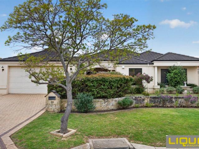 CONTEMPORARY FAMILY LIVING IN A LAKESIDE CUL DE SAC LOCATION