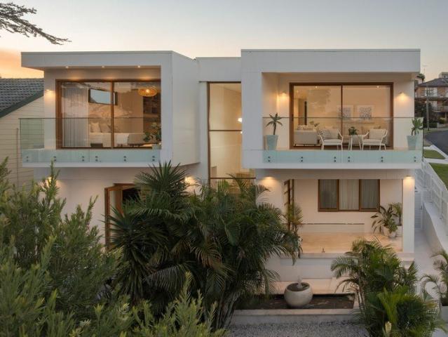 Free Standing Home in a Peaceful Chiswick Crescent