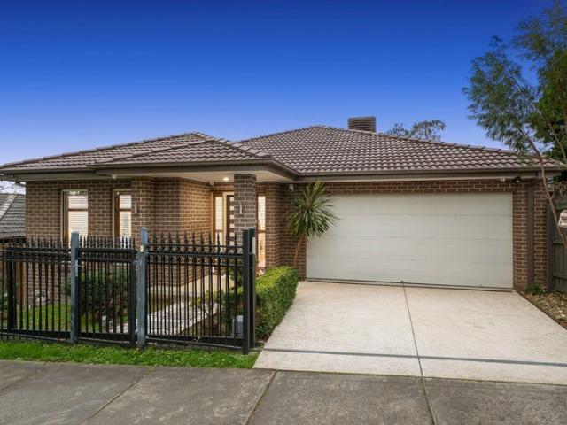 Contemporary Family Living in a Peaceful Kilsyth Court