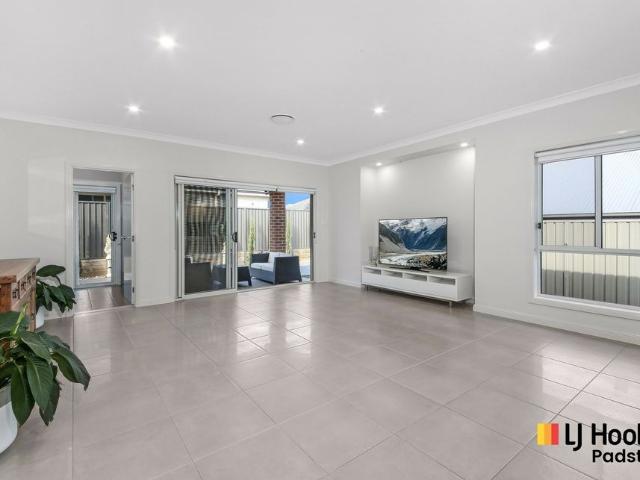Contemporary Family Living in a Prime Location