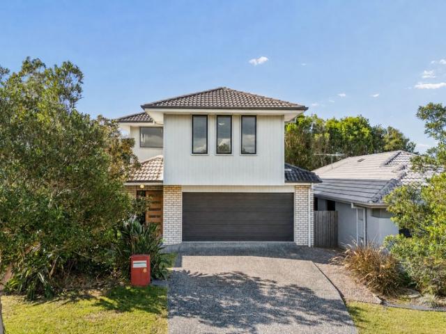Contemporary Family Living in a Prime Location!
