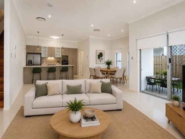 Contemporary Family Living in a Prime Varsity Lakes Location