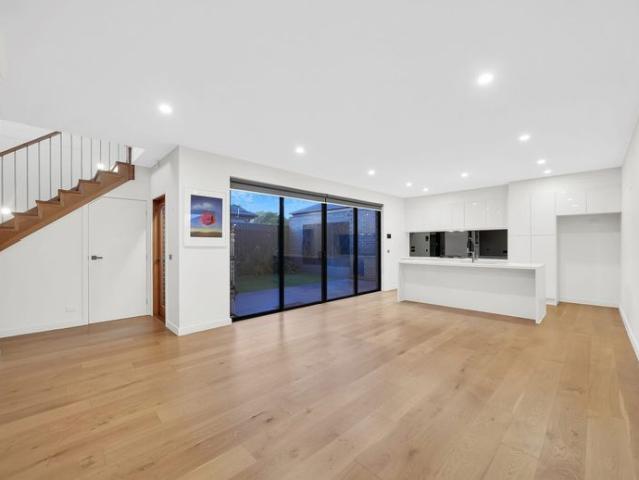 CONTEMPORARY FAMILY LIVING IN A QUIET COURT SETTING