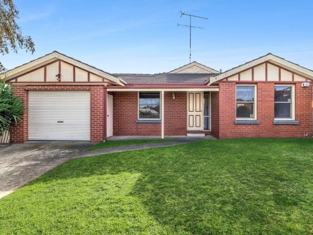 Contemporary Family Living in a Quiet Court Setting