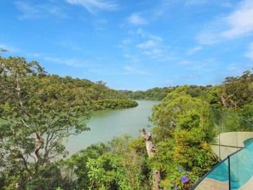 Contemporary Family Living in a Quiet Peakhurst Heights Setting
