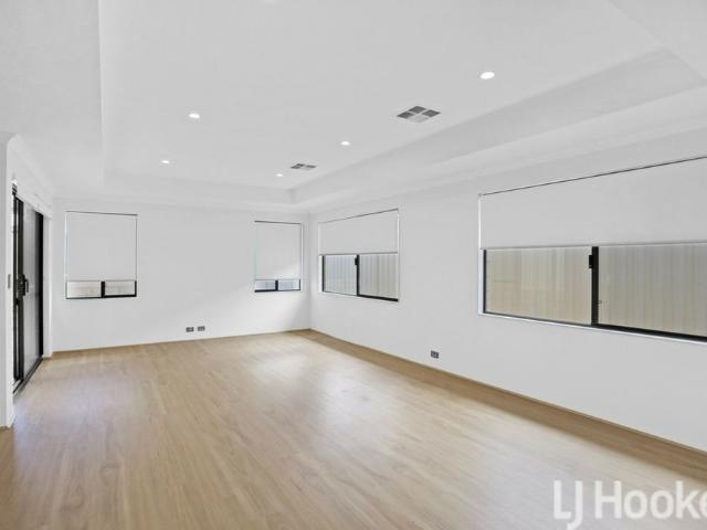 Contemporary Family Living in a Sought After Beachside Location