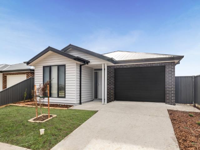 Contemporary Family Living in a Sought After Lucas Location