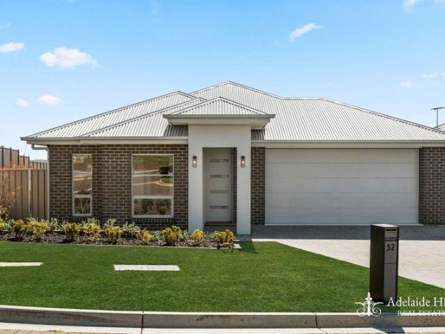 CONTEMPORARY FAMILY LIVING IN ASTON HILLS