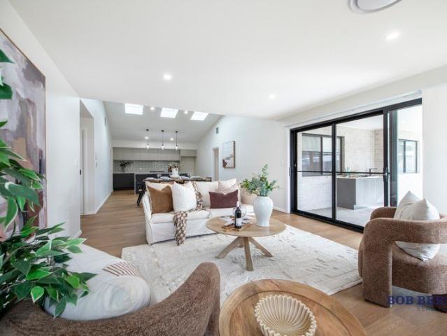 Contemporary Family Living in Peaceful Macquarie View