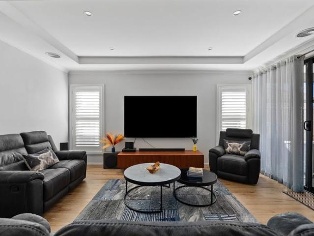 Contemporary Family Living in Prime Clyde Location