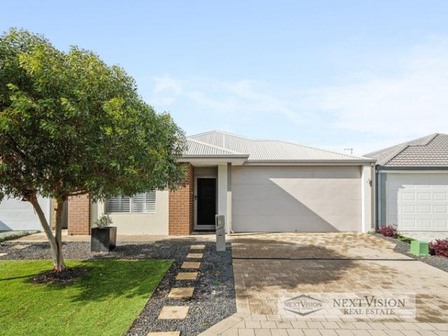 Contemporary Family Living in Sought After Calleya!