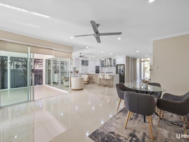 Contemporary Family Living in Sought After Idalia