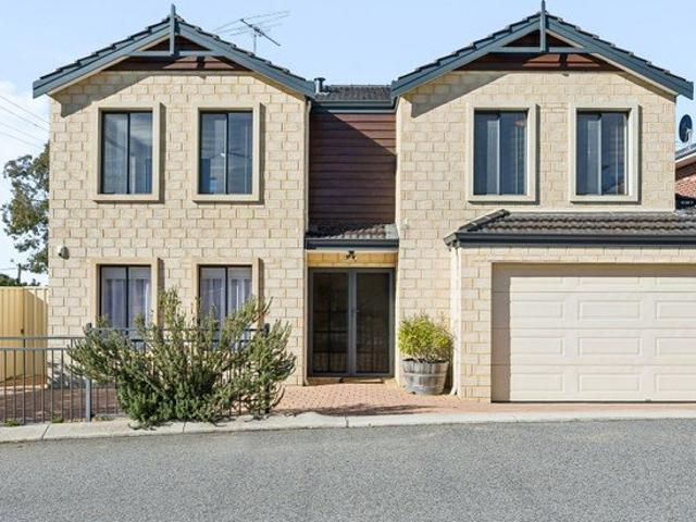 Contemporary Family Living Minutes from Scarborough Beach