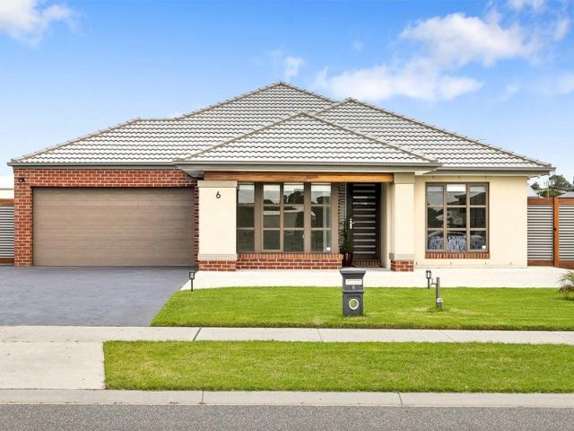 Contemporary Family Living on a Rare 2,413m² Allotment