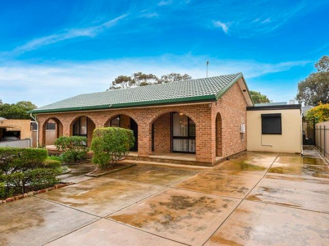 Contemporary Family Living on Generous 710m2 Block!