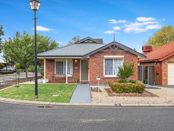 Contemporary Family Living Opposite a Peaceful Reserve!