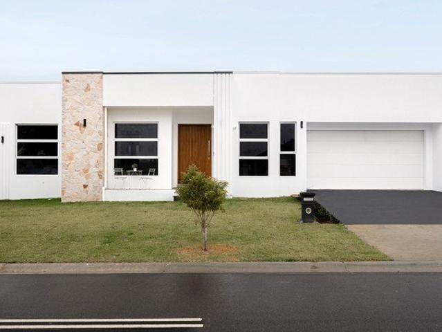 Contemporary Family Living Opposite Fairways North Reserve