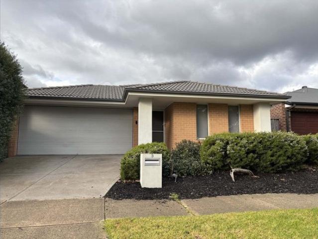 Contemporary Family Living Opposite Parklands