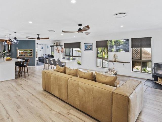 CONTEMPORARY FAMILY RESIDENCE / DESIRABLE CARRARA LOCALE