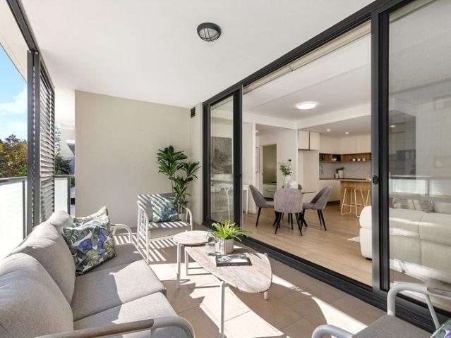 Contemporary family sized living, an easy walk to schools, shops and rail
