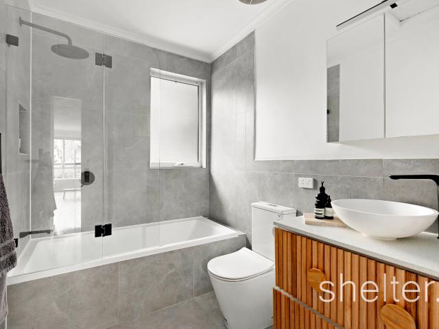 Contemporary Finishes and Sensationally Large Garden