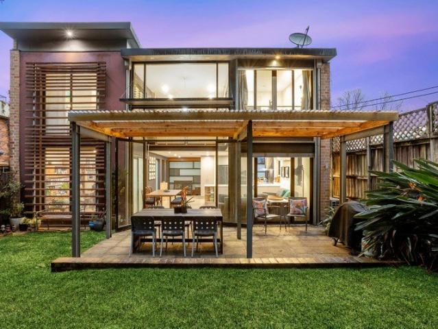 Contemporary Freestanding Living in a Premier Crows Nest Location