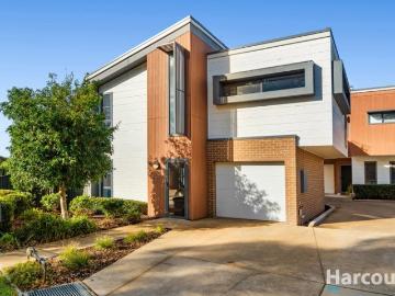 Contemporary freestanding townhouse, 1km to lake foreshore