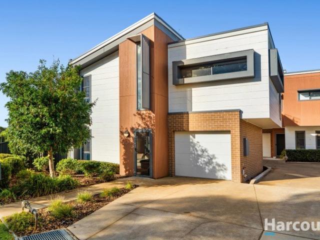 Contemporary freestanding townhouse, 1km to lake foreshore