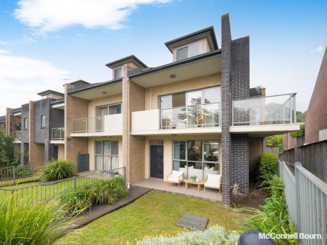 Contemporary Full Brick Townhouse in a Peaceful Cul de Sac