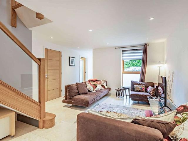 Contemporary house in a desirable location
