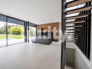 Contemporary house with swimming pool